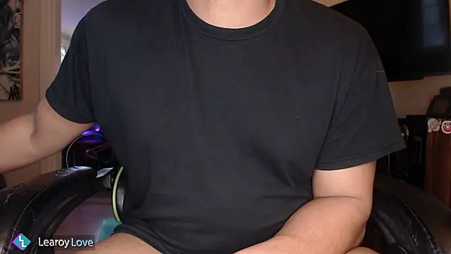 Snapshot of Learoy_Love chatting on March 2026 11:32:01 PM Learoy Love online show from March 2026 11:32:01 PM