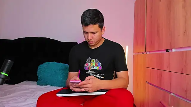 Snapshot of ANDREZALVAREZ chatting on November 2025 01:59:01 PM ANDREZALVAREZ online show from November 2025 01:59:01 PM