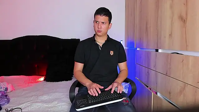 Snapshot of ANDREZALVAREZ chatting on November 2025 02:07:02 AM ANDREZALVAREZ online show from November 2025 02:07:02 AM