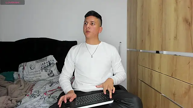 Snapshot of ANDREZALVAREZ chatting on December 2025 05:24:02 AM ANDREZALVAREZ online show from December 2025 05:24:02 AM