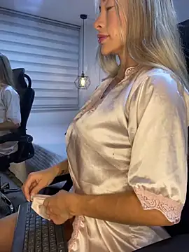 Snapshot of Anna_quinn chatting on February 2025 12:44:01 PM Anna quinn online show from February 2025 12:44:01 PM