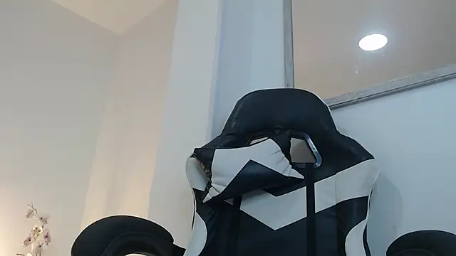 Snapshot of evelin_leroy chatting on October 2025 12:06:02 PM evelin leroy online show from October 2025 12:06:02 PM