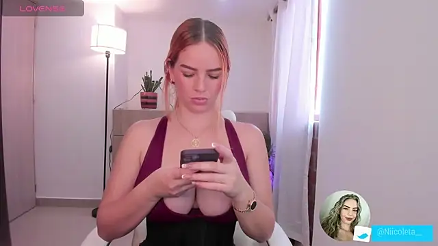 Niicoleta online show from December 2025 06:54:02 PM