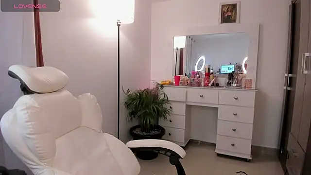 Niicoleta online show from December 2025 08:04:02 PM