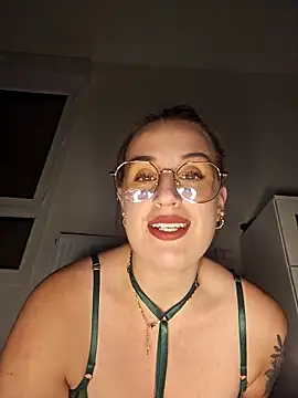 lindsay 33off online show from November 2025 09:09:02 PM