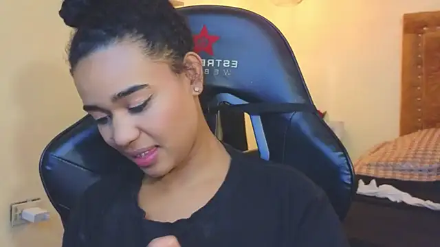 Snapshot of evafoxs chatting on November 2025 02:43:02 AM evafoxs online show from November 2025 02:43:02 AM