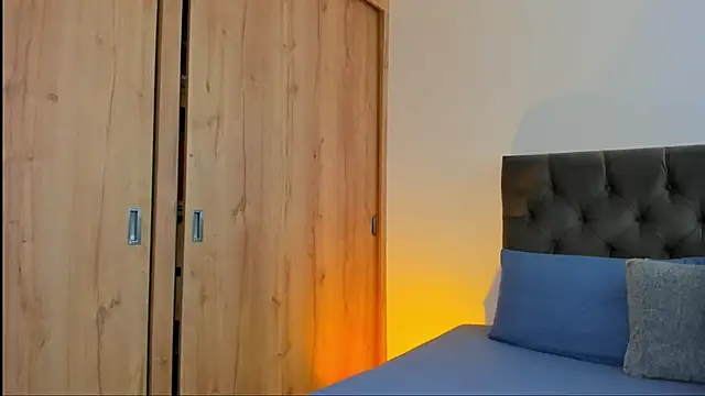 mia world  online show from November 2025 07:25:01 PM