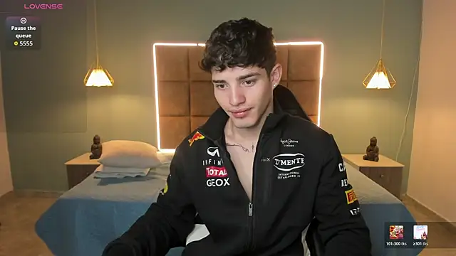 AlejooTwink online show from May 2026 02:33:01 AM