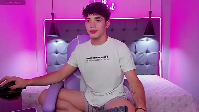 AlejooTwink online show from December 2025 09:42:02 PM