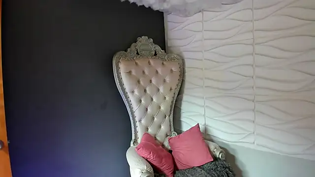 Layla 707 online show from April 2026 06:59:02 PM