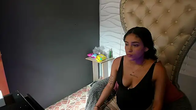 Layla 707 online show from April 2026 08:17:01 PM