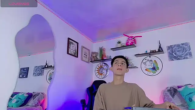 Noah tyler  online show from October 2025 07:06:01 PM