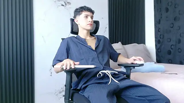 Noah tyler  online show from December 2025 05:44:01 PM