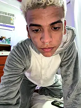 Snapshot of Leo_bunny_hot chatting on October 2025 06:27:01 PM Leo bunny hot online show from October 2025 06:27:01 PM