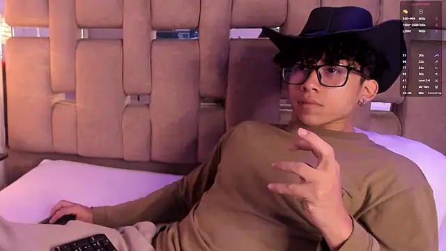 AkazaBoy  online show from November 2025 04:38:01 AM