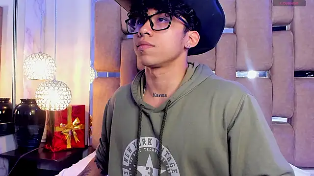 AkazaBoy  online show from February 2026 04:56:01 AM