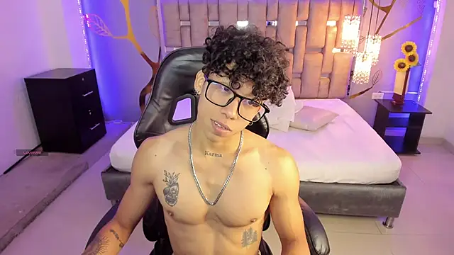 AkazaBoy  online show from March 2025 04:39:02 AM