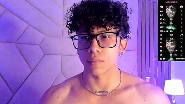 AkazaBoy  online show from November 2025 09:04:01 PM