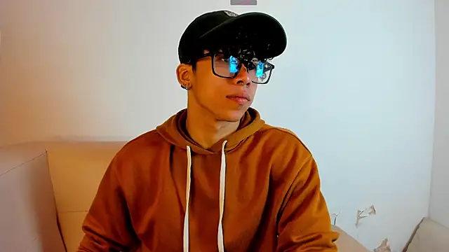 Snapshot of AkazaBoy_ chatting on April 2026 05:44:01 AM AkazaBoy online show from April 2026 05:44:01 AM