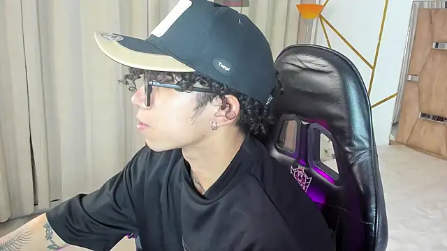 AkazaBoy  online show from May 2026 05:33:01 AM