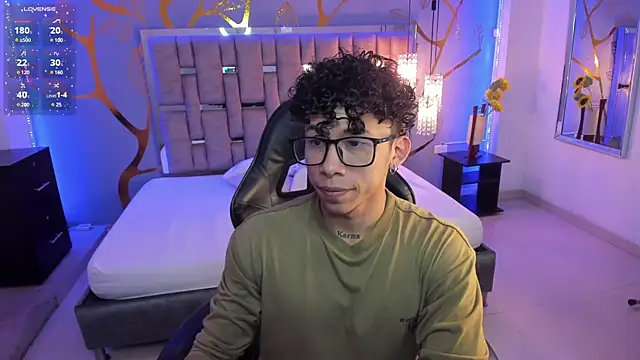 AkazaBoy  online show from February 2025 05:04:02 AM