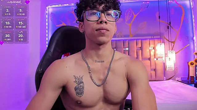 AkazaBoy  online show from March 2025 04:43:01 AM