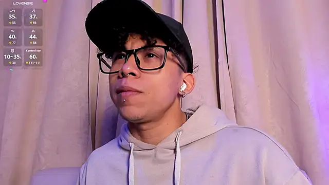 Snapshot of AkazaBoy_ chatting on March 2026 04:59:02 AM AkazaBoy online show from March 2026 04:59:02 AM