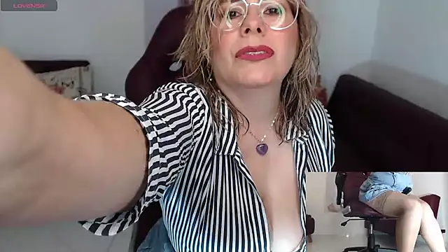 Snapshot of Serenay_ chatting on January 2025 10:37:02 PM Serenay online show from January 2025 10:37:02 PM