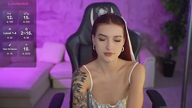 Magnetic Mia  online show from October 2025 12:33:02 AM