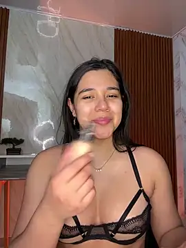 floriamANDjazmin online show from April 2026 07:10:02 PM