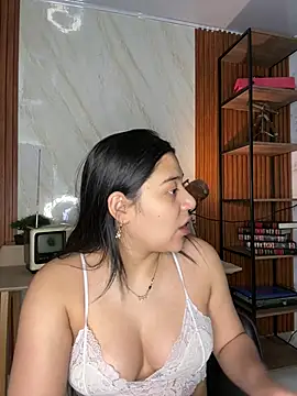 floriamANDjazmin online show from June 2026 06:50:01 PM