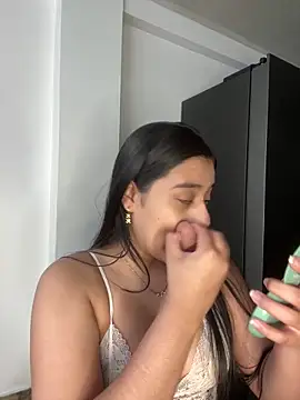 floriamANDjazmin online show from April 2026 08:56:01 PM