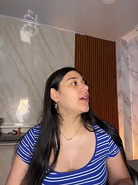 floriamANDjazmin online show from May 2026 06:51:02 PM