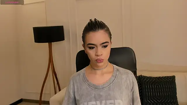 Snapshot of AlanaCraft chatting on October 2025 12:18:01 PM AlanaCraft online show from October 2025 12:18:01 PM
