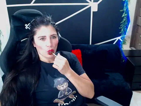 LUCY LI online show from November 2025 06:00:02 PM