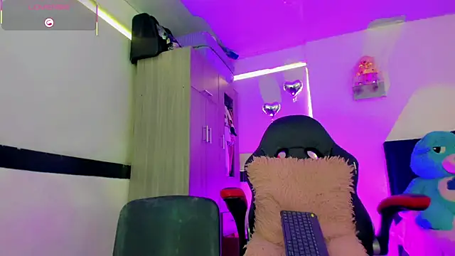 Hellen moons   online show from April 2026 07:06:02 PM