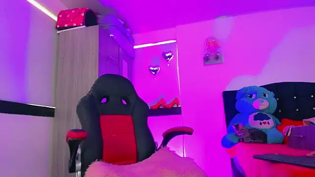 Hellen moons   online show from February 2026 07:12:01 PM