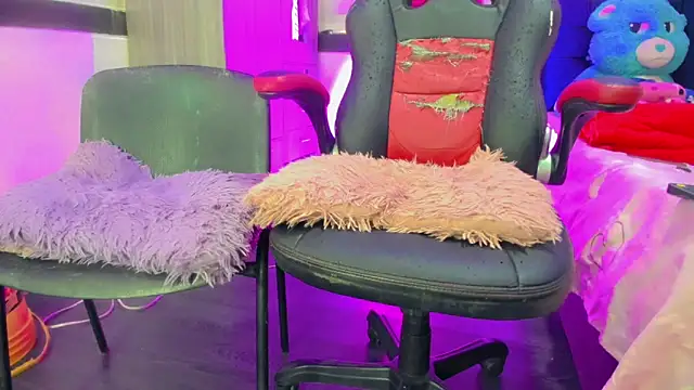 Hellen moons   online show from April 2026 07:04:02 PM