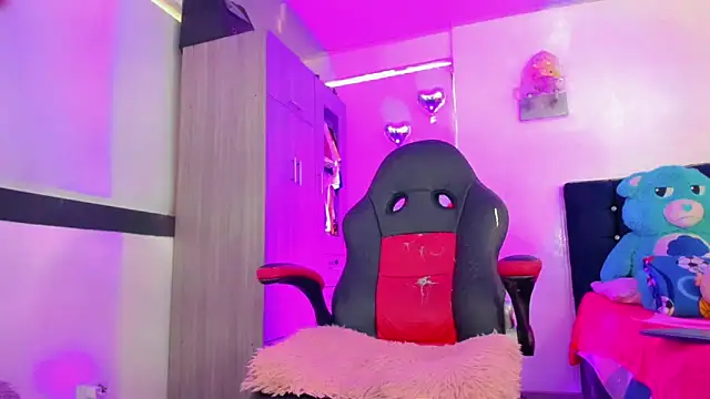 Hellen moons   online show from March 2026 07:17:01 PM