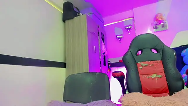 Hellen moons   online show from March 2026 07:04:02 PM