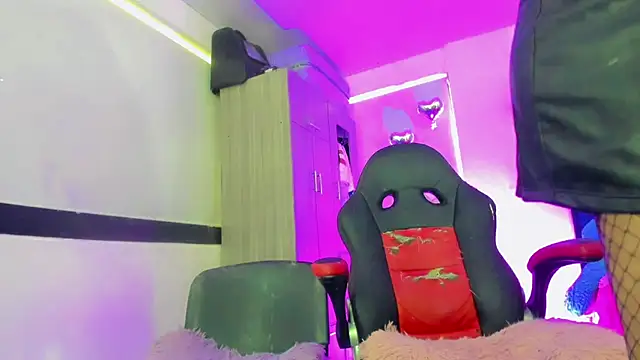 Hellen moons   online show from March 2026 07:04:01 PM