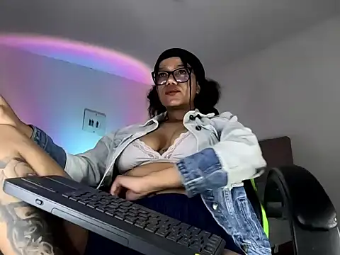 Ale xandra online show from November 2025 05:07:01 PM