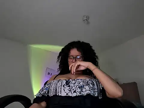 Snapshot of Ale_xandra chatting on October 2025 12:35:02 AM Ale xandra online show from October 2025 12:35:02 AM