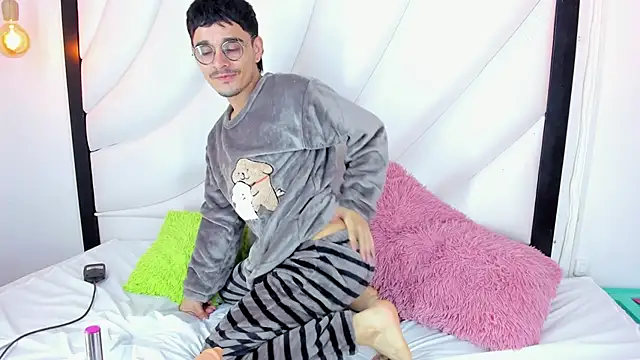 Hugo Coopers online show from February 2025 04:04:02 AM