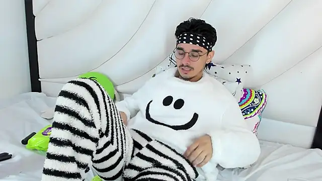 Hugo Coopers online show from March 2025 03:57:02 AM