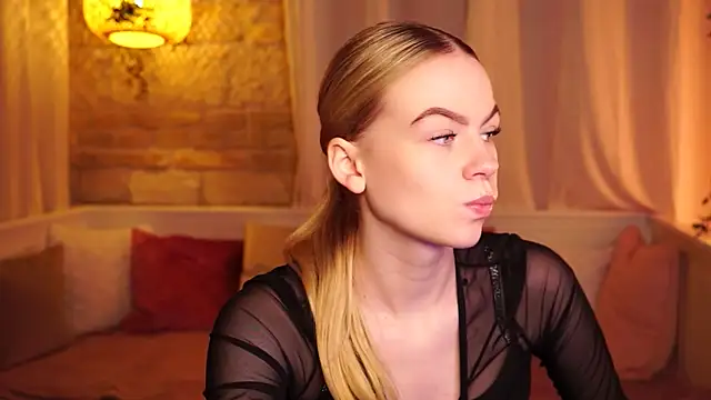 Snapshot of sn0w_barbie chatting on October 2025 08:37:02 AM sn0w barbie online show from October 2025 08:37:02 AM