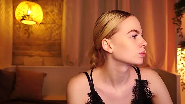 Snapshot of sn0w_barbie chatting on November 2025 09:35:02 AM sn0w barbie online show from November 2025 09:35:02 AM