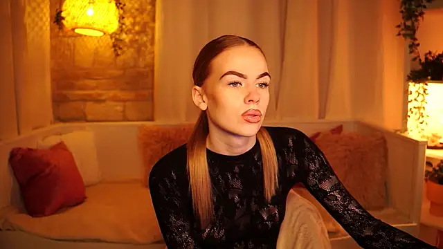 Snapshot of sn0w_barbie chatting on February 2025 12:16:01 PM sn0w barbie online show from February 2025 12:16:01 PM