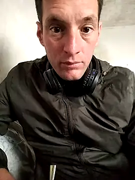 Snapshot of Robert83uy chatting on October 2025 03:30:01 PM Robert83uy online show from October 2025 03:30:01 PM