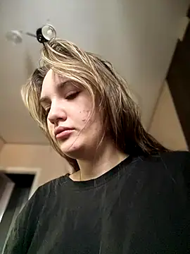 Snapshot of Holly_Molii chatting on November 2025 07:08:01 AM Holly Molii online show from November 2025 07:08:01 AM